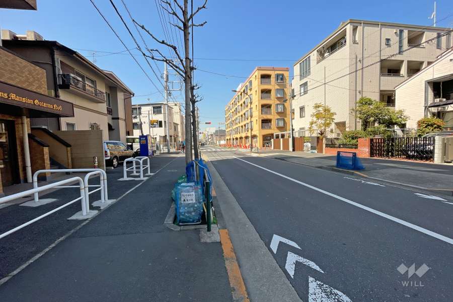 敷地北側の前面道路（東側から）