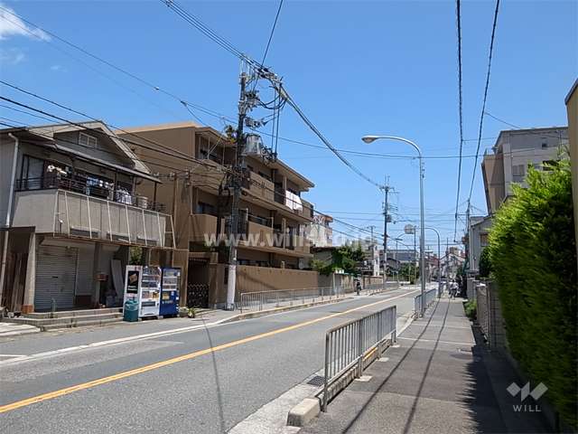 敷地南側の前面道路。周辺はマンションと一戸建てが混在する住宅地です。