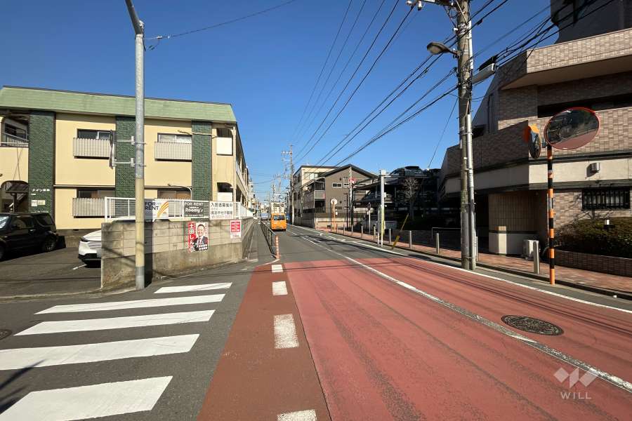敷地北側の前面道路（西側から）