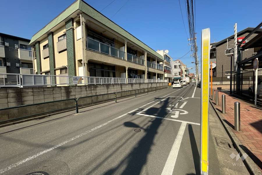 敷地南側の前面道路（東側から）