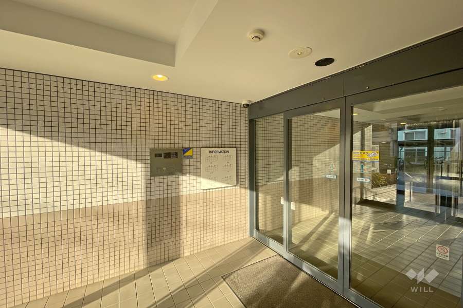 エントランスはオートロック付きです。