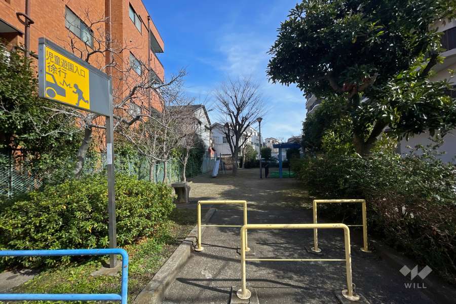 敷地北側に隣接する『青井二丁目児童遊園』