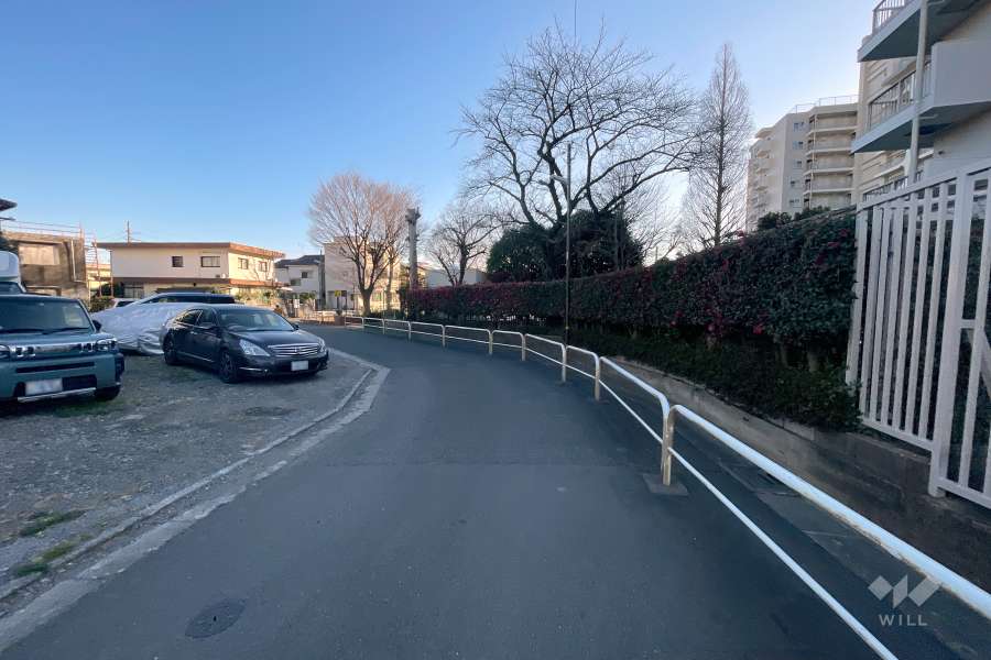 敷地の東側前面道路（北側から）