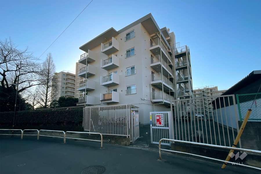 日商岩井綾瀬マンションの外観（北東側から）