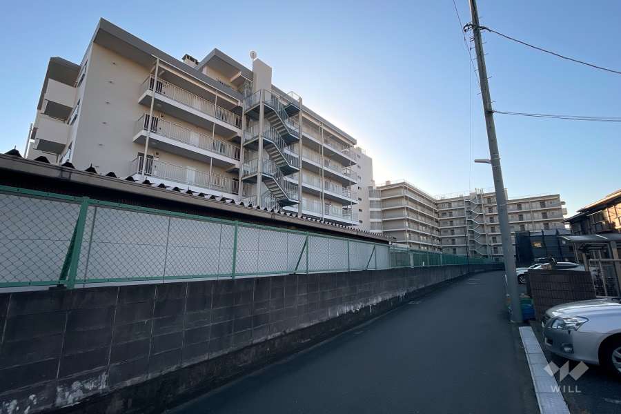 日商岩井綾瀬マンションの外観（北東側から）