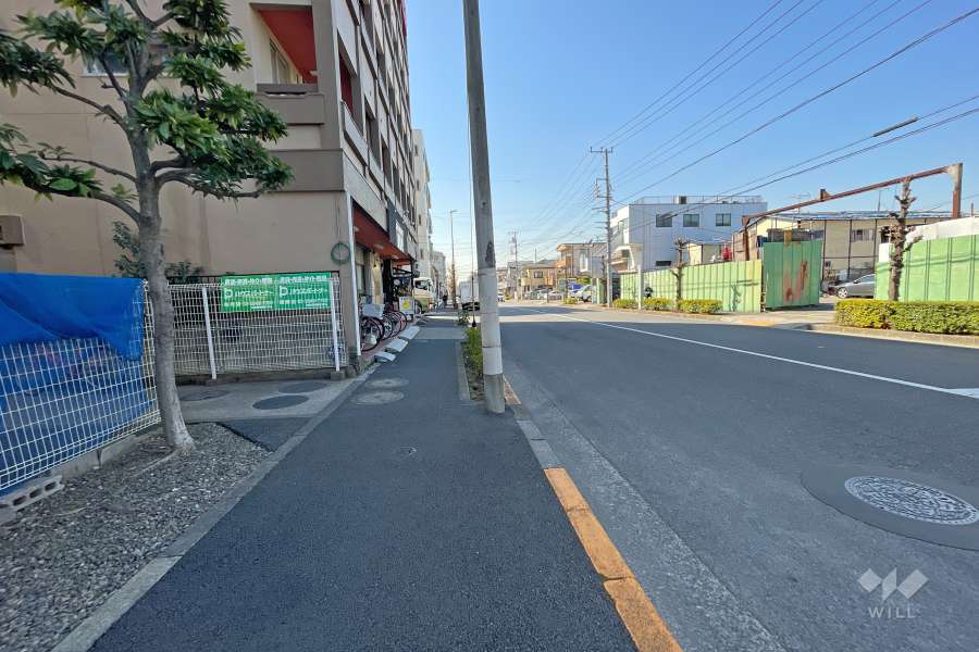 敷地北側の前面道路（東側から）