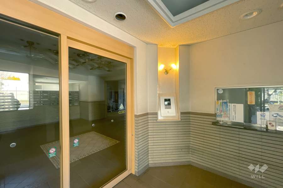 エントランスはオートロック付きです。