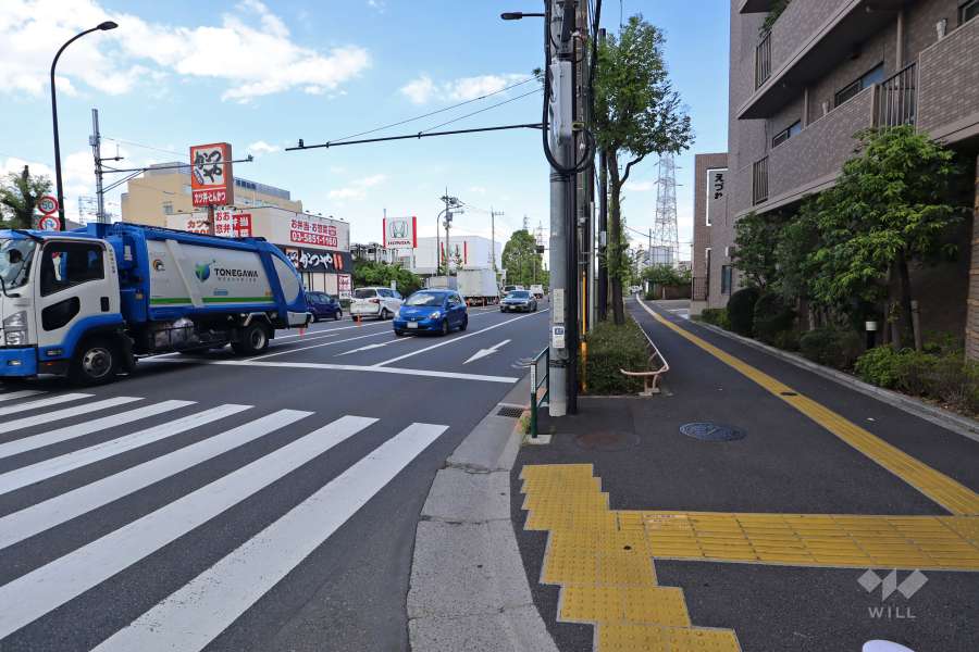 敷地北側の前面道路（西側から）