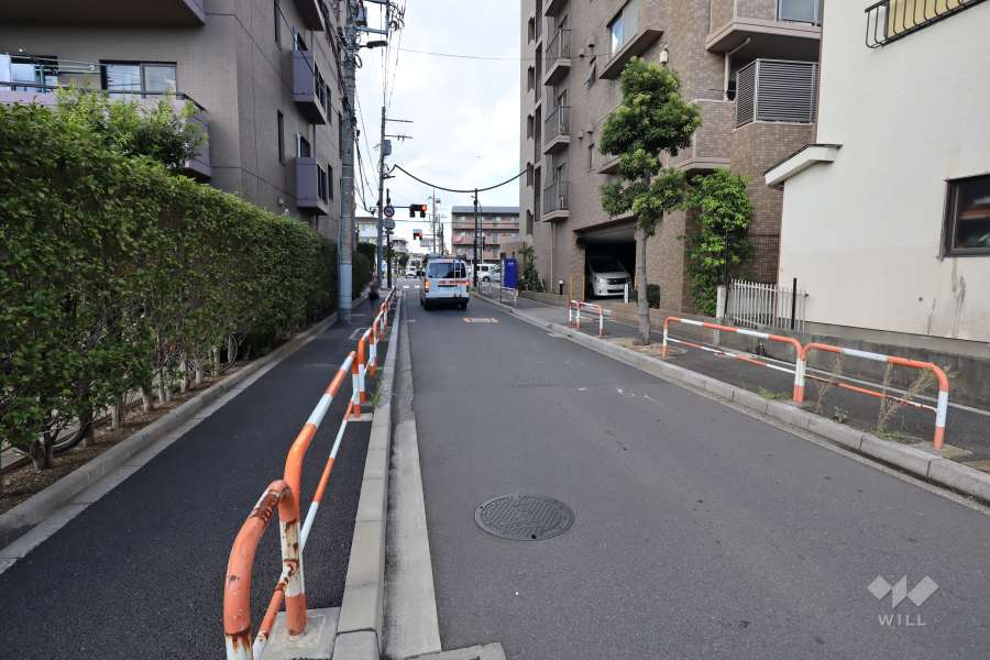 敷地西側の前面道路（南側から）