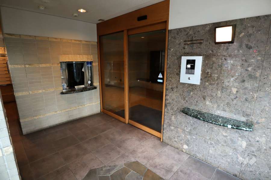 エントランスはオートロック付きです。