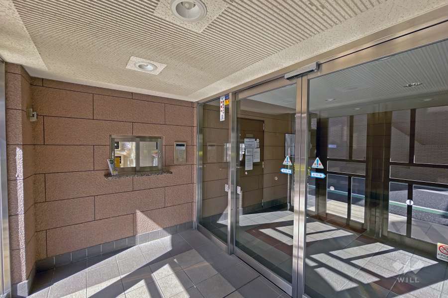 エントランスはオートロック付きです。