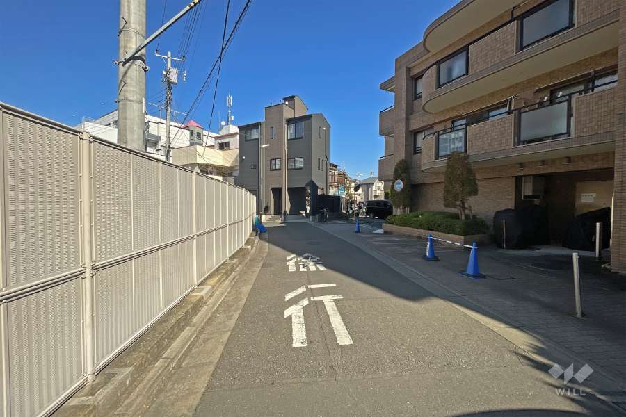 敷地の南側前面道路（東側から）