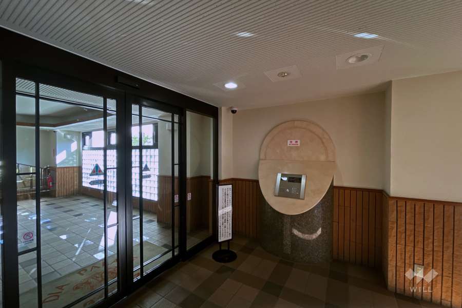 エントランスはオートロック付きです。