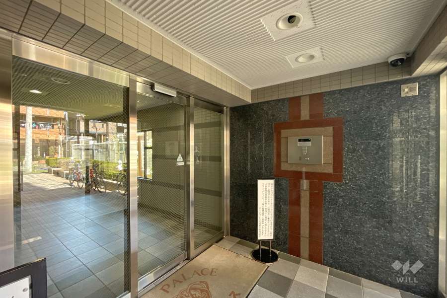 エントランスはオートロック付きです。