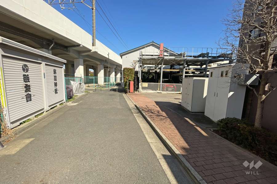 敷地北側の前面道路（西側から）
