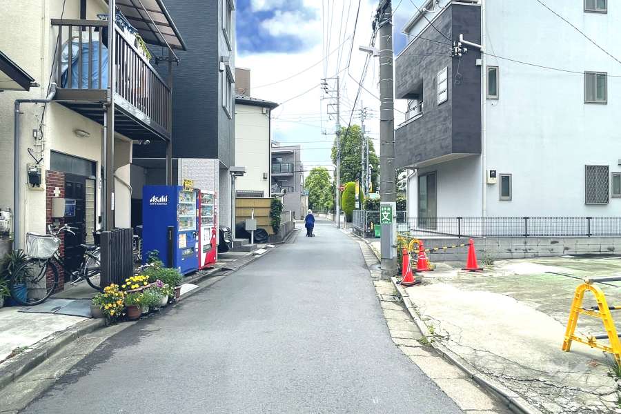 敷地南側の前面道路（東側から）