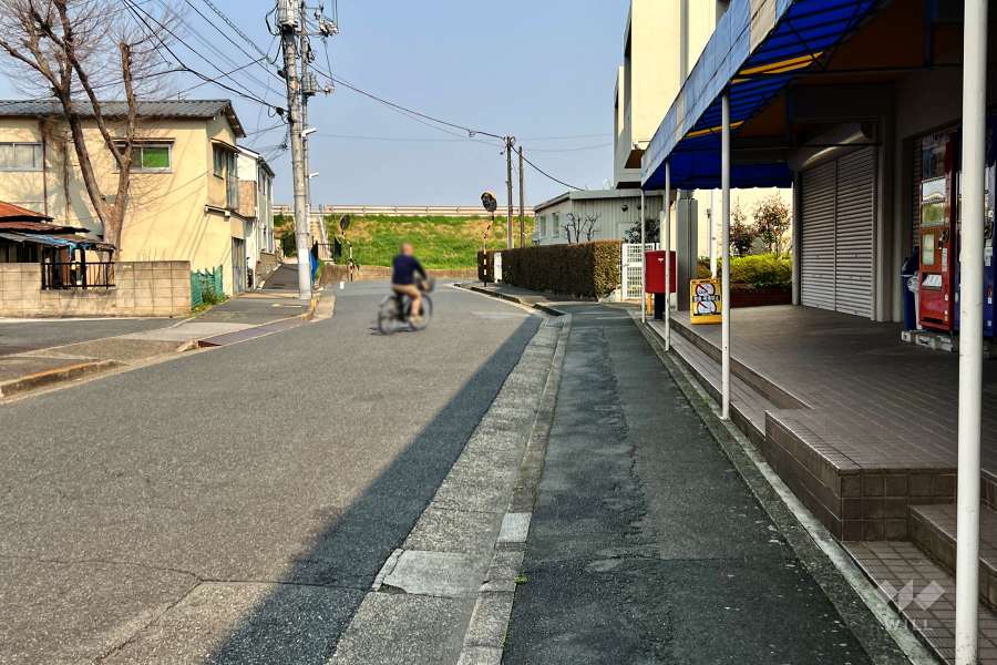 敷地北西側の前面道路（南西側から）