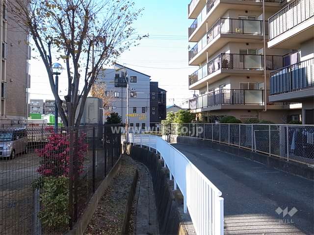 敷地南側には私道を挟んで水路が流れています。