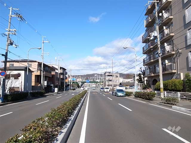敷地西側の前面道路。4車線のバス通りです。