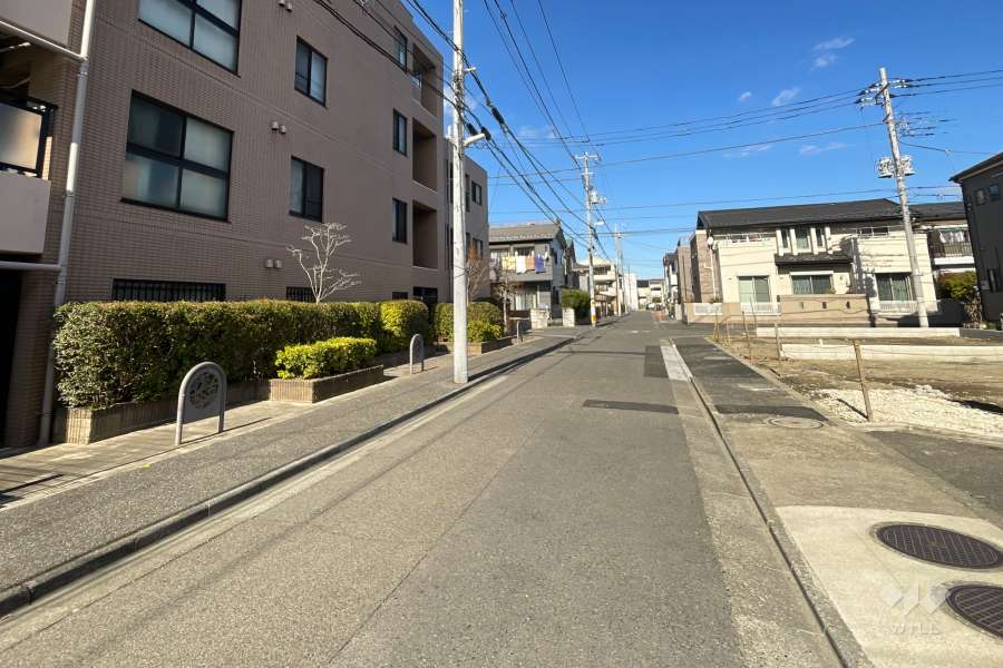 敷地東側の前面道路（南側から）