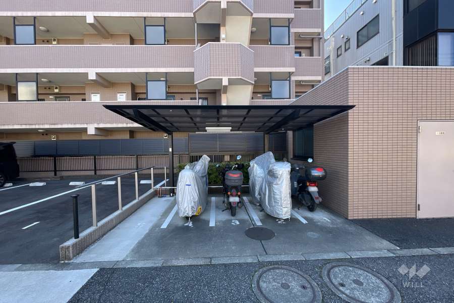バイク置き場（屋根付き）
