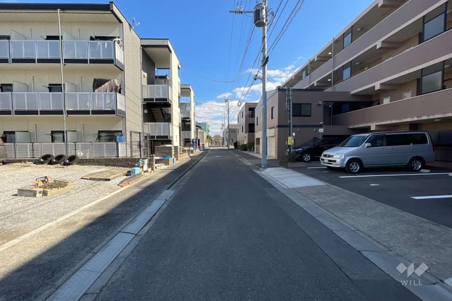 敷地北側の前面道路（西側から）