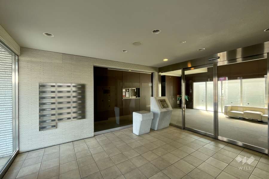 エントランスはオートロック付きです。