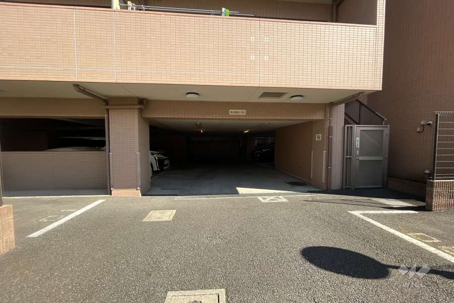 敷地内駐車場（屋外平面式・屋内平面式）　
