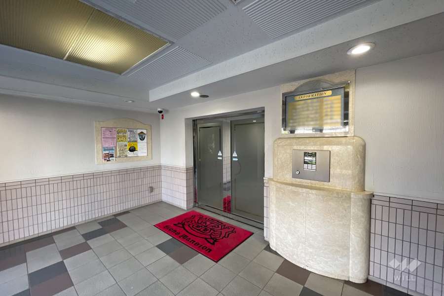 エントランスはオートロック付きです。