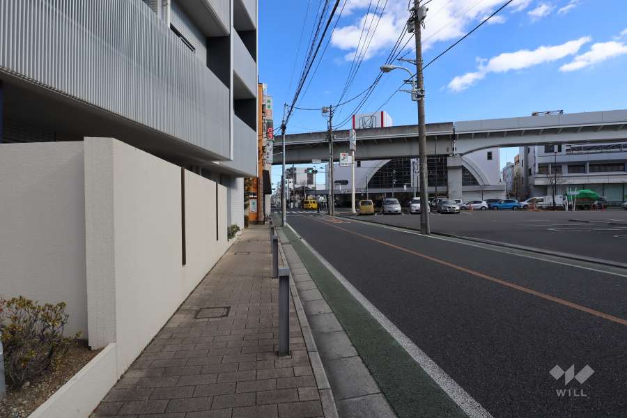 敷地南側の前面道路(西側から)