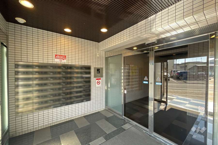 エントランスはオートロック付きです。