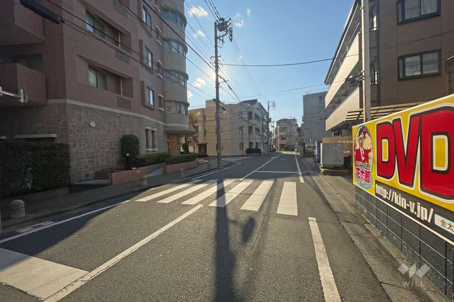 敷地の北側前面道路（東側から）