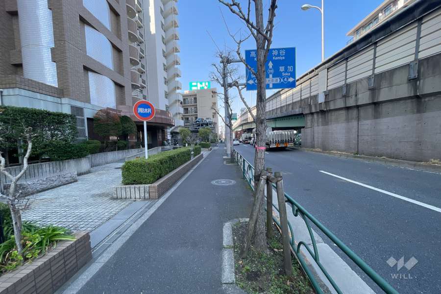 敷地北側の前面道路