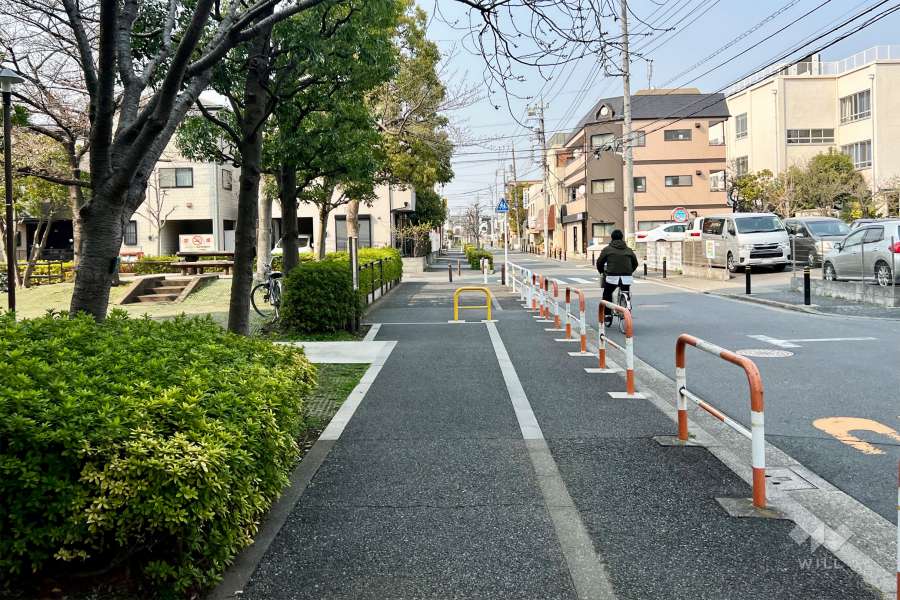 敷地の東側前面道路（南側から）