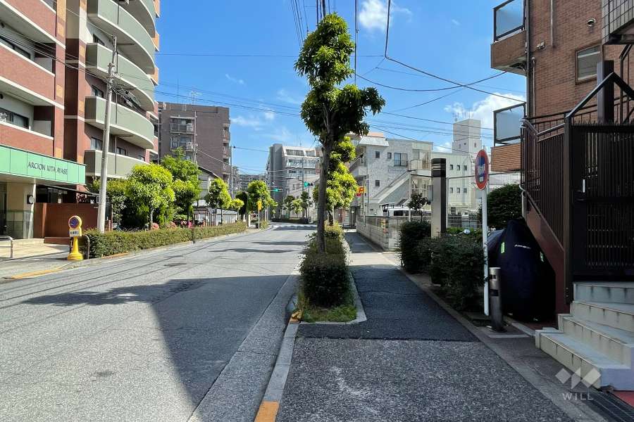 敷地の東側前面道路（北側から）