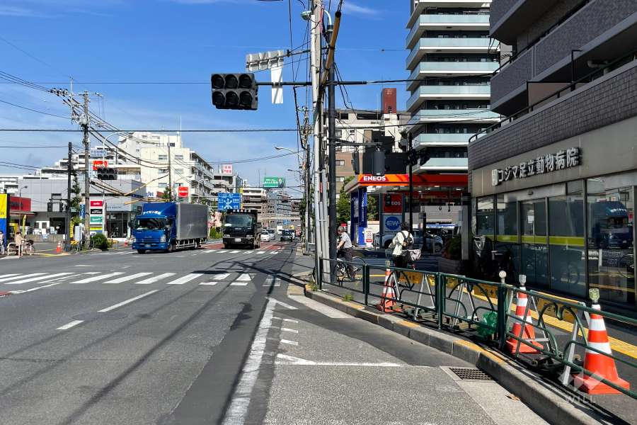 敷地の北側前面道路（西側から）