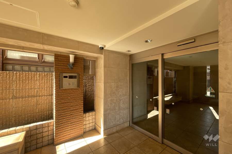 エントランスはオートロック付きです。