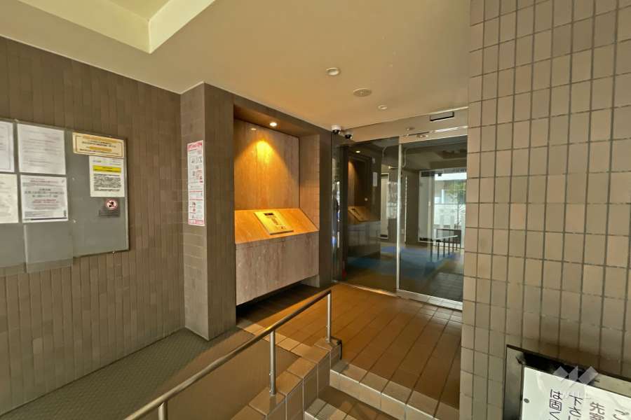 エントランスはオートロック付きです。