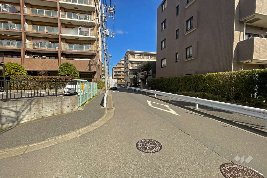 敷地の東側前面道路（北側から）