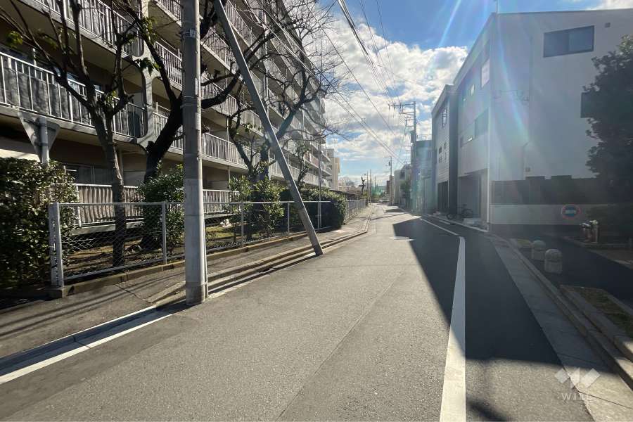 敷地西側の前面道路