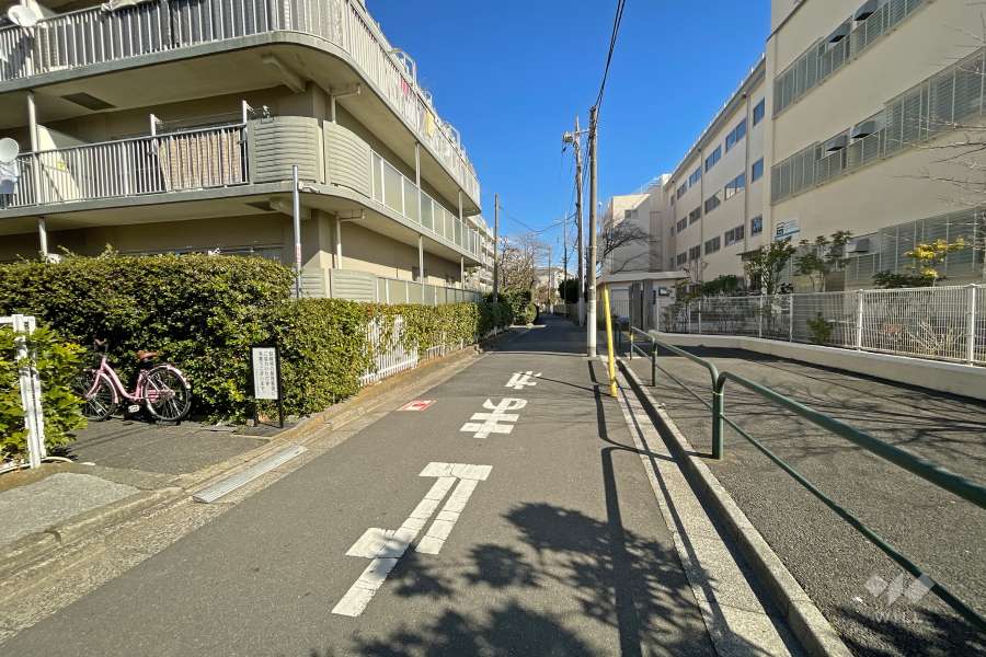 敷地南側の前面道路
