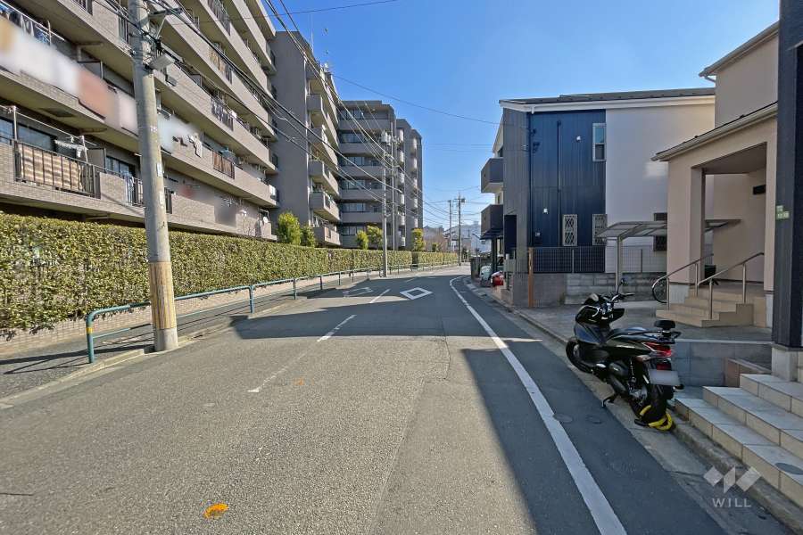 敷地の北側前面道路（東側から）