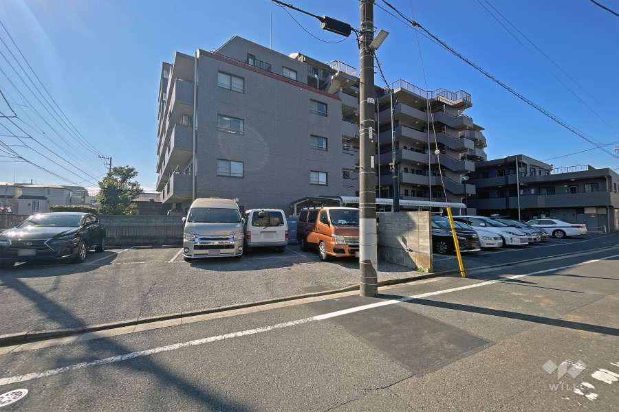 敷地内西側の駐車場（屋外平面式）