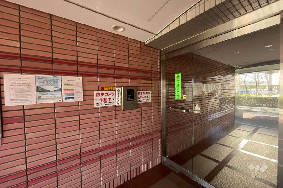 エントランスはオートロック付きです。