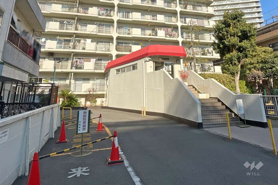 敷地内駐車場に続く通路