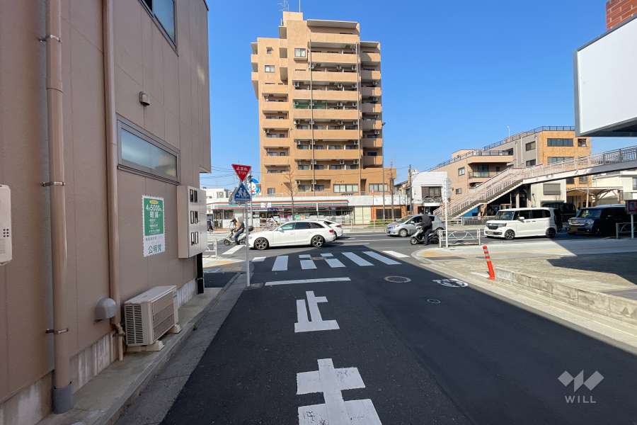敷地南側の前面道路（東側から）
