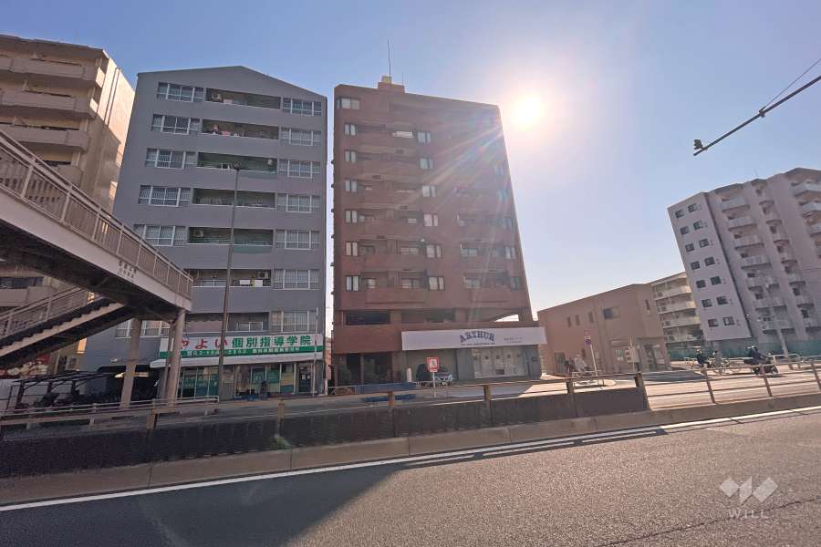 ニシムラ梅島コーポラスの外観（北西側から）