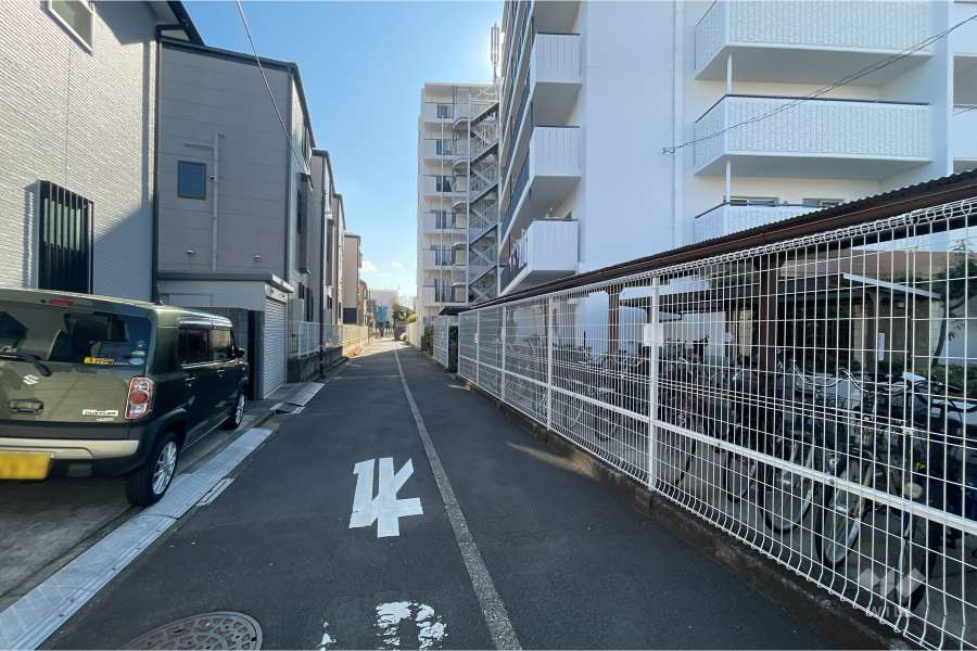 敷地南東側の前面道路（北東側から）