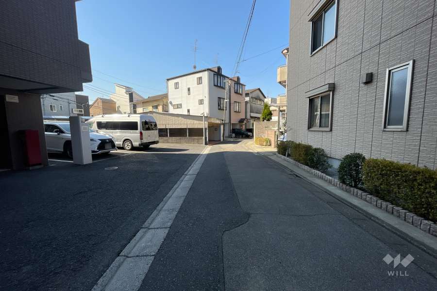 敷地北西側の前面道路（北東側から）