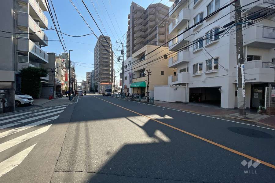 敷地の北東側前面道路（北西側から）